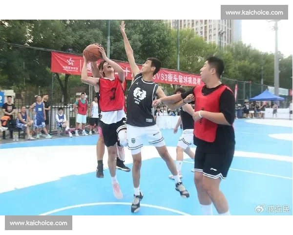 精彩纷呈的赛事对决，篮球高手争锋相对，激烈角逐赢得观众热烈掌声