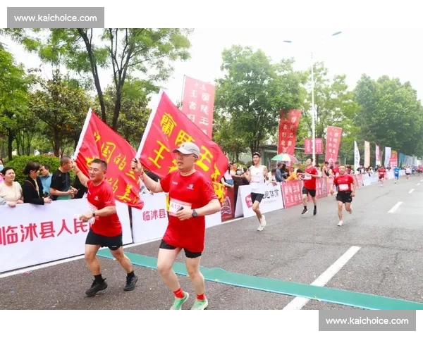 《在马拉松赛道旁见证坚持与奋力拼搏的精神》